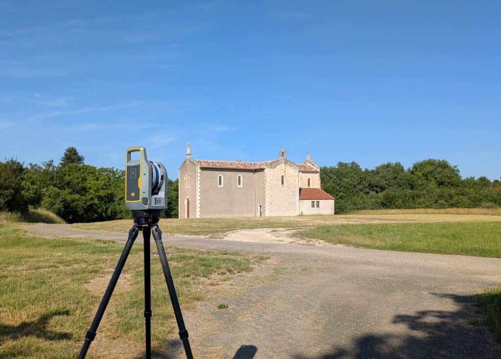 un scanner laser 3d devant une église dans le Gers.