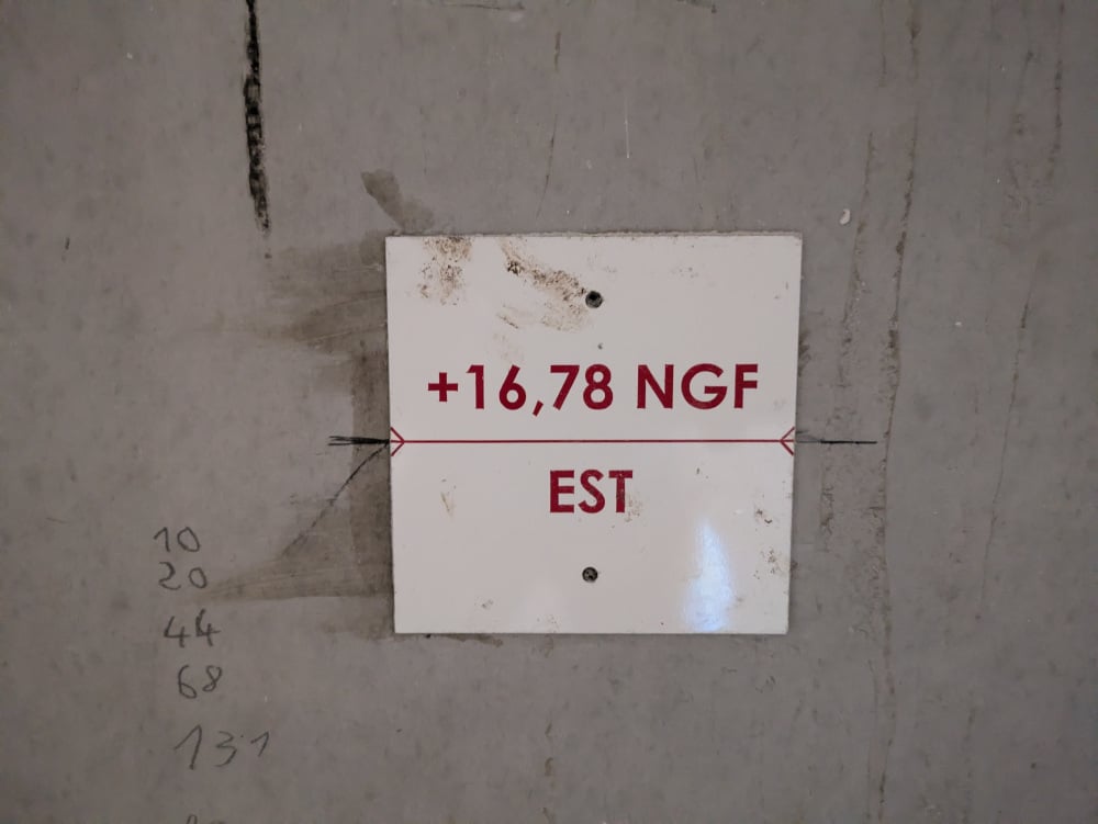 Panneau mural indiquant une altitude dans le système NGF-IGN69