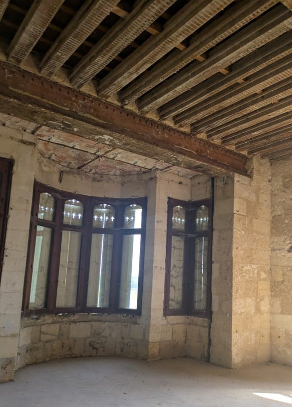 Photo représentant des menuiseries anciennes lors d'une profonde rénovation.