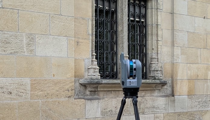 Un scanner 3D TRIMBLE X9 devant une façade remarquable.