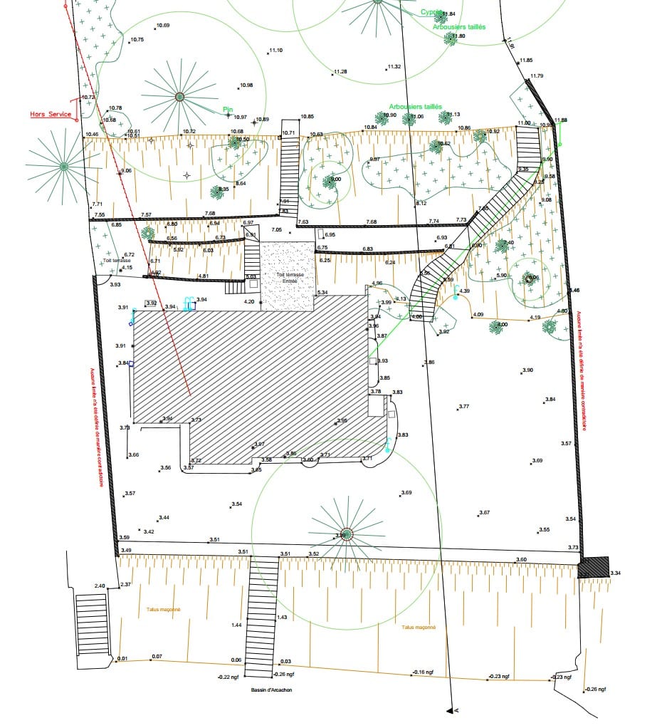 Plan topographique et architectural d’une propriété sur le Bassin d’Arcachon montrant la maison, les terrasses, les escaliers, les talus maçonnés, la végétation, les limites apparentes de parcelle et les altitudes NGF.