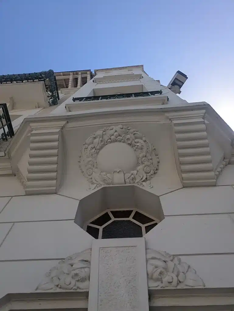 facade d'une monument historique à Vichy